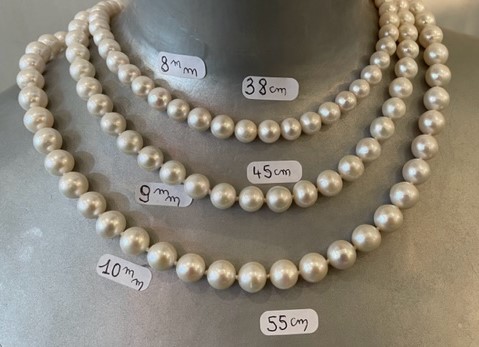 COLLIER 42cm PERLES EAU DOUCE 10mm avec des Noeuds entre chaque perle. FERMOIR MOUSQUETON en ARGENT DORE