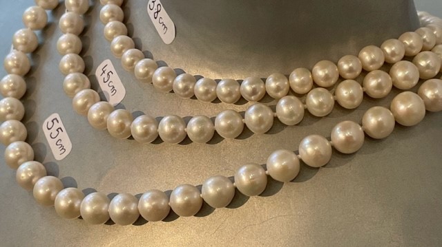 COLLIER 42cm PERLES EAU DOUCE 10mm avec des Noeuds entre chaque perle. FERMOIR MOUSQUETON en ARGENT DORE