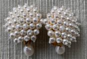 CLIPS PLAQUE OR RESILLE de PERLES UREA BLANCHES O4mm + POIRES P2 PERLES EAU DOUCE