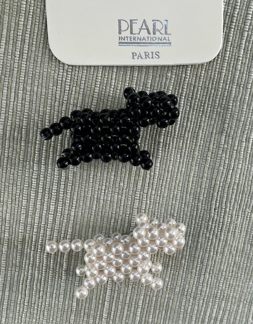 BROCHE TOUTOU " MILOU " RESILLE de PERLES BLANCHES