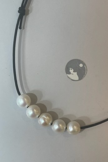 COLLIER CORDON NOIR AJUSTABLE + 5 PERLES d"EAU DOUCE 10mm