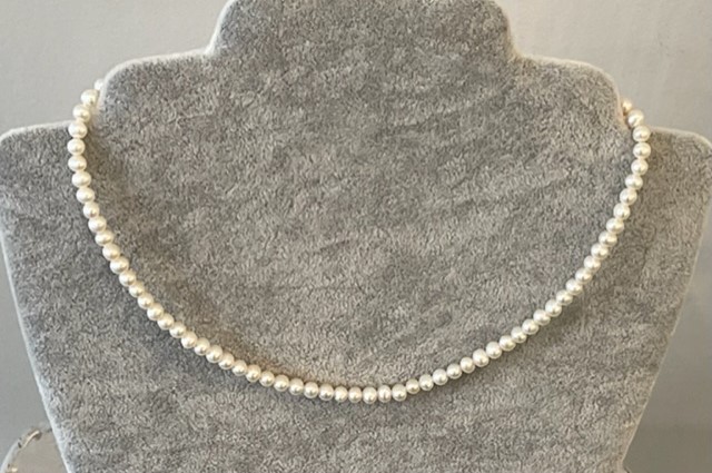 PARURE COLLIER et BOUCLES d'OREILLES PUCES en PERLES d'EAU DOUCE 04mm. Fermoirs en ARGENT DORE 