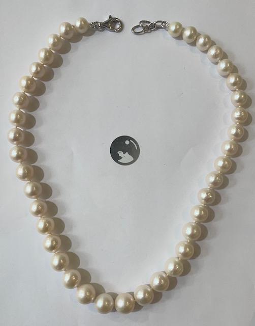 COLLIER 46cm PERLES NATURELLES d'EAU DOUCE en chute de 12 à 09mm. Fermoir argent