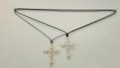 COLLIER CORDON GRIS 80cm REGLABLE + PENDENTIF CROIX PERLES EAU DOUCE ROSE