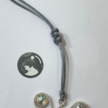 COLLIER CORDON NOIR 80cm maximum - REGLABLE +PENDENTIF PAPILLON ARGENT 5 BOUTONS BLANC PERLES EAU DOUCE.