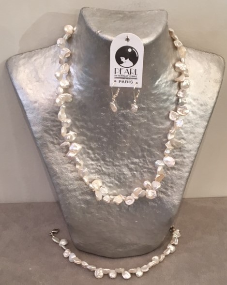 BRACELET en PERLES d'EAU DOUCE KESHIS BLANCHES 18cm . Fermoir ARGENT
