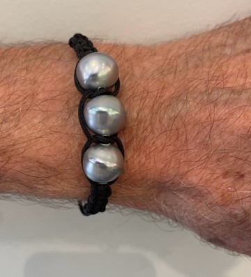 BRACELET CORDON NOIR PASSEMENTERIE NOIRE 3 PERLES BAROQUES GRISES 12mm fermoir Argent;
