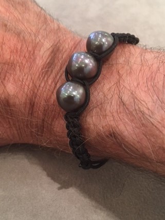 BRACELET PASSEMENTERIE CORDON NOIR REGLABLE 3 PERLES BAROQUES IRISEES 12mm 1 NOIR TAHITI et 2 GRIS
