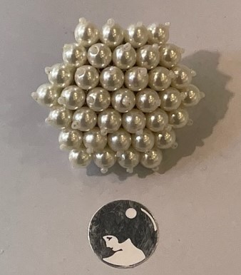 BROCHE ARGENTEE diamètre 26mm-RESILLE de PERLES UREA BLANCHES  