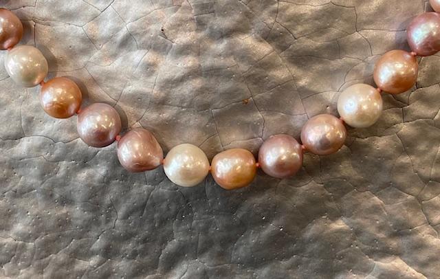 COLLIER 43cm PERLES EAU DOUCE MULTI COLOR 08.10mm en dégradé. Enfilage avec des noeuds. Fermoir en Argent doré. 