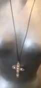 COLLIER CORDON GRIS 80cm REGLABLE + PENDENTIF CROIX PERLES EAU DOUCE ROSE