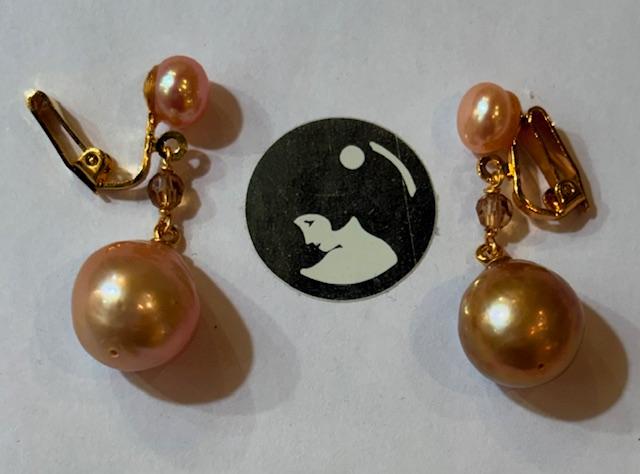 CLIPS PLAQUE OR BOUTONS 07mm+CRISTAL VIEL OR+POIRES MORDORE en PERLES NATURELLES d'EAU DOUCEE 