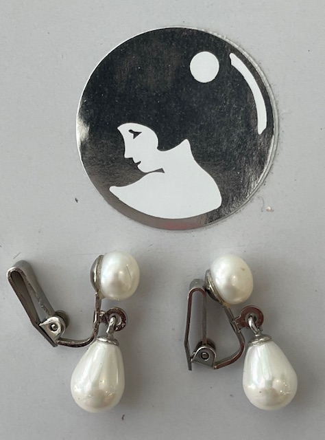 CLIPS BABY PLAQUE ARGENT BOUTONS NAT 06mm + POIRES 07x10mm en POUDRE de PERLES