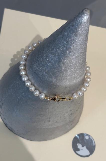 COLLIER 38cm PERLES EAU DOUCE 05/5,5mm. Avec des noeuds entre chaque perle. Fermoir mousqueton Argent Doré.   