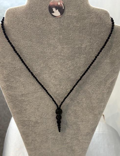 COLLIER 45cm- 03mm avec pendant en chute inversée 12-10-08-06-05-04-03 JAIS à Facettes. Fermoir menotte ARGENT RHODIE