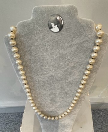 COLLIER 65cm PERLES BOHEME BAROQUES " ESCARGOTS " CREME 12mm FERMOIR TUBE DORE  