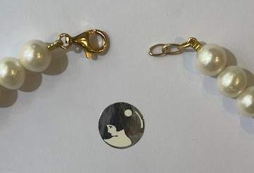 COLLIER 36cm PERLES EAU DOUCE 04mm. Enfilage simple. FERMOIR ARGENT DORE