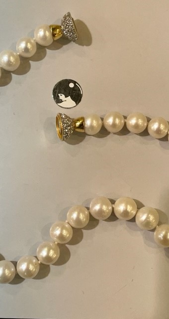 COLLIER 48cm PERLES EAU DOUCE 10/14mm Avec noeuds FERMOIR MAGNETIQUE STRASS ARGENT DORE