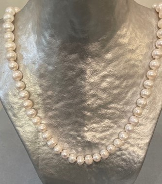 COLLIER 50cm PERLES EAU DOUCE 07/7,5mm avec des Noeuds. FERMOIR Argent Doré