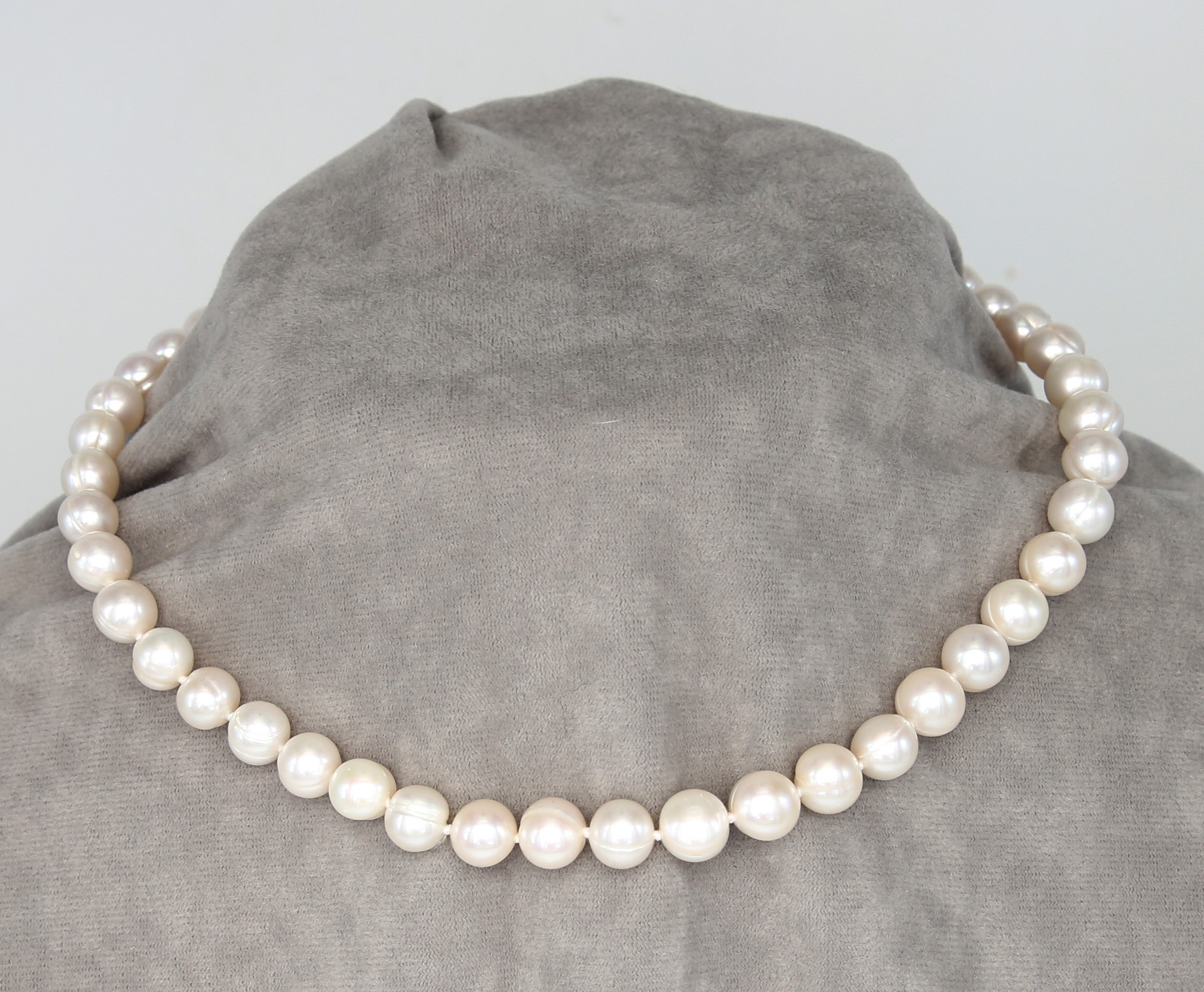 COLLIER 45cm PERLES EAU DOUCE 08mm Enfilage avec Noeuds  FERMOIR MAGNETIQUE BOULE en ARGENT DORE