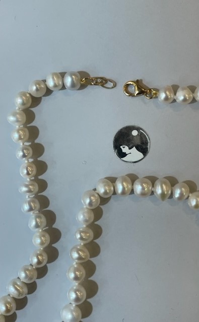 COLLIER 50cm PERLES EAU DOUCE 07/7,5mm avec des Noeuds. FERMOIR Argent Doré