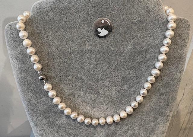 COLLIER 45cm PERLES EAU DOUCE 08mm avec des Noeuds FERMOIR BOULE MAGNETIQUE ARGENT DORE