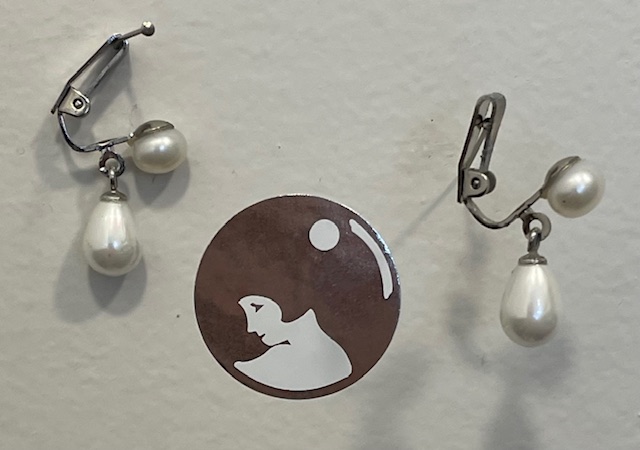 CLIPS BABY PLAQUE ARGENT BOUTONS NAT 06mm + POIRES 07x10mm en POUDRE de PERLES