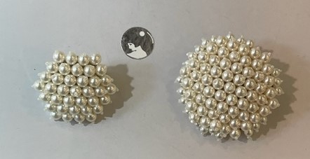 GROSSE BROCHE ARGENTEE diamètre 40mm-RESILLE de PERLES UREA BLANCHES