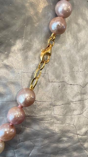 COLLIER 43cm PERLES EAU DOUCE MULTI COLOR 08.10mm en dégradé. Enfilage avec des noeuds. Fermoir en Argent doré. 