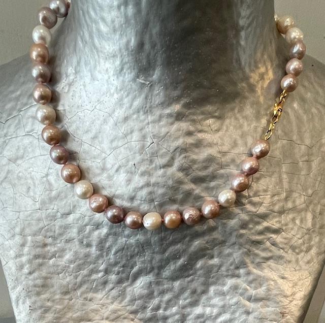 COLLIER 43cm PERLES EAU DOUCE MULTI COLOR 08.10mm en dégradé. Enfilage avec des noeuds. Fermoir en Argent doré. 