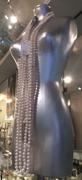 COLLIER SAUTOIR 90cm PERLES d'EAU DOUCE 06/6,5mm 90cm Enfilage avec noeuds. Fermoir Argent .