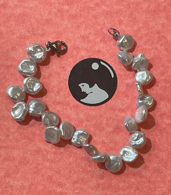 BRACELET en PERLES d'EAU DOUCE KESHIS BLANCHES 18cm . Fermoir ARGENT