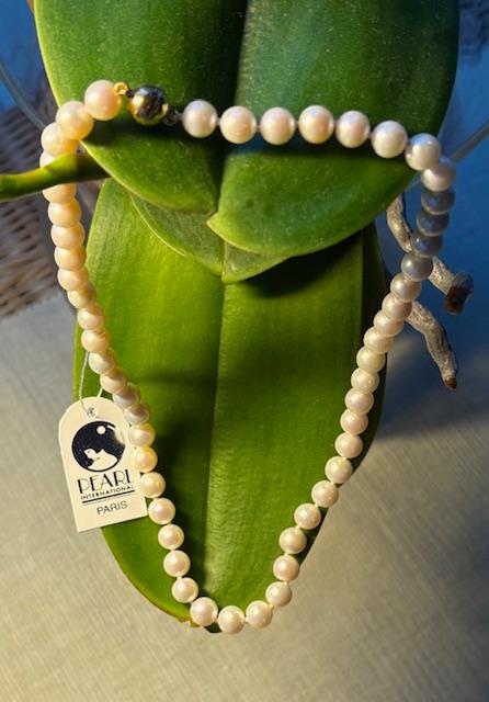 COLLIER 45cm PERLES EAU DOUCE 08mm Enfilage avec Noeuds  FERMOIR MAGNETIQUE BOULE en ARGENT DORE