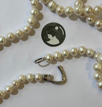 COLLIER 140cm PERLES EAU DOUCE 08mm avec NOEUDS .FERMOIR CLIQUET ARGENT RHODIE