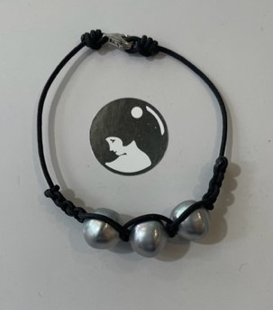 BRACELET CORDON NOIR PASSEMENTERIE NOIRE 3 PERLES BAROQUES GRISES 12mm fermoir Argent;