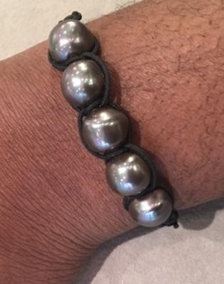 BRACELET CORDON POLYAMIDE NOIR +12 PERLES IRISEES BAROQUES 12mm couleur TAHITI
