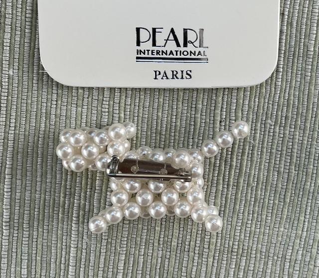 BROCHE TOUTOU " MILOU " RESILLE de PERLES BLANCHES