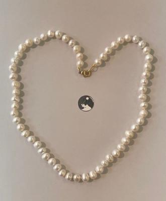 COLLIER 45cm PERLES EAU DOUCE 07/7,5mm Enfilage avec des noeuds. FERMOIR MOUSQUETON ARGENT DORE