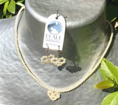 PARURE COLLIER et BOUCLES COEUR PERLES UREA BLANC 