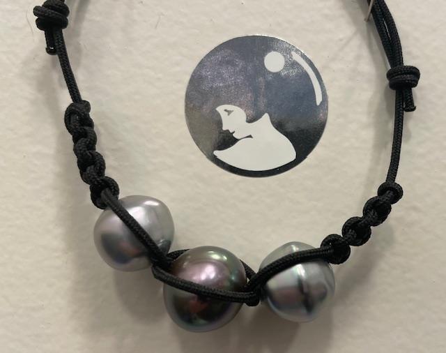 BRACELET PASSEMENTERIE CORDON NOIR REGLABLE 3 PERLES BAROQUES IRISEES 12mm 1 NOIR TAHITI et 2 GRIS