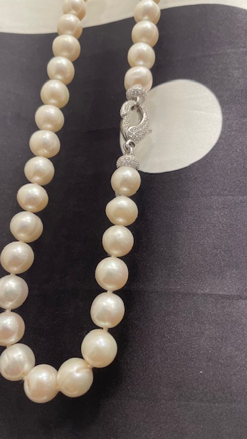 COLLIER 90cm SAUTOIR PERLES EAU DOUCE 9,5/10mm avec Noeuds. Superbe FERMOIR ARGENT RHODIE STRASS 925°%