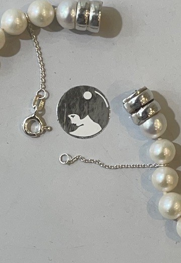COLLIER 42cm PERLES EAU DOUCE 08/09mm avec des noeuds FERMOIR TONNEAU MAGNETIQUE ARGENT + CHAINE SECURITE
