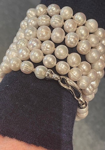 COLLIER 120cm SAUTOIR PERLES EAU DOUCE 08/09mm avec des NOEUDS .FERMOIR CLIQUET ARGENT RHODIE + STRASS
