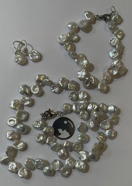 BRACELET en PERLES d'EAU DOUCE KESHIS BLANCHES 18cm . Fermoir ARGENT