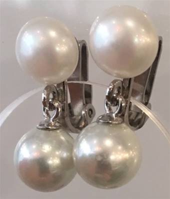 CLIPS BABY PLAQUE ARGENT BOUTONS 06mm PERLES EAU DOUCE 06mm + BOULES 08mm BLANC