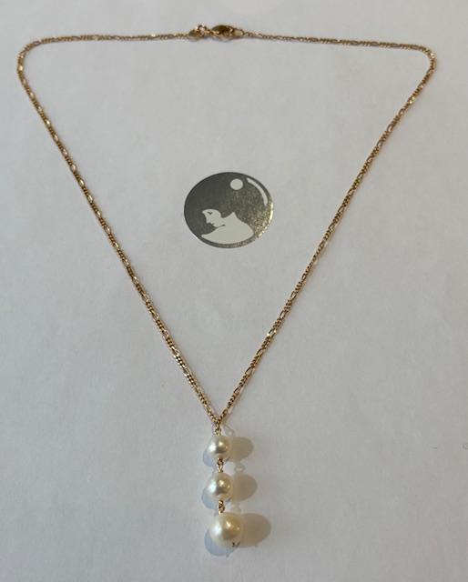 COLLIER 40cm CHAINE FIGARO en Y PLAQUE OR + 3 PERLES EAU DOUCE.  
