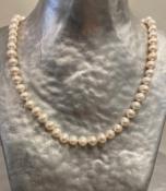 COLLIER 40cm PERLES EAU DOUCE 6/6,5mm avec des noeuds Fermoir ARGENT DORE