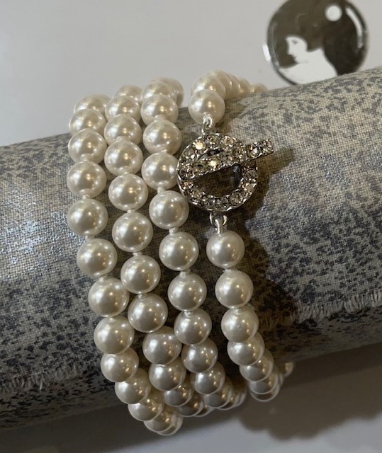 Lot De Colliers Perles Et Sautoir Avec Gourmette Breloques - Occasion Très Bon état