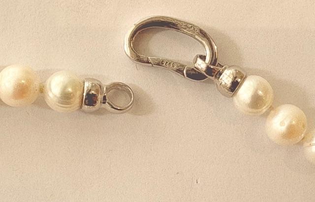 COLLIER 120cm SAUTOIR PERLES EAU DOUCE 08/09mm avec des NOEUDS .FERMOIR CLIQUET ARGENT RHODIE