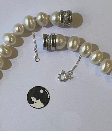 COLLIER PERLES EAU DOUCE 10mm 42cm avec des Noeuds FERMOIR MAGNET ARGENT STRASS+ CH SECURITE